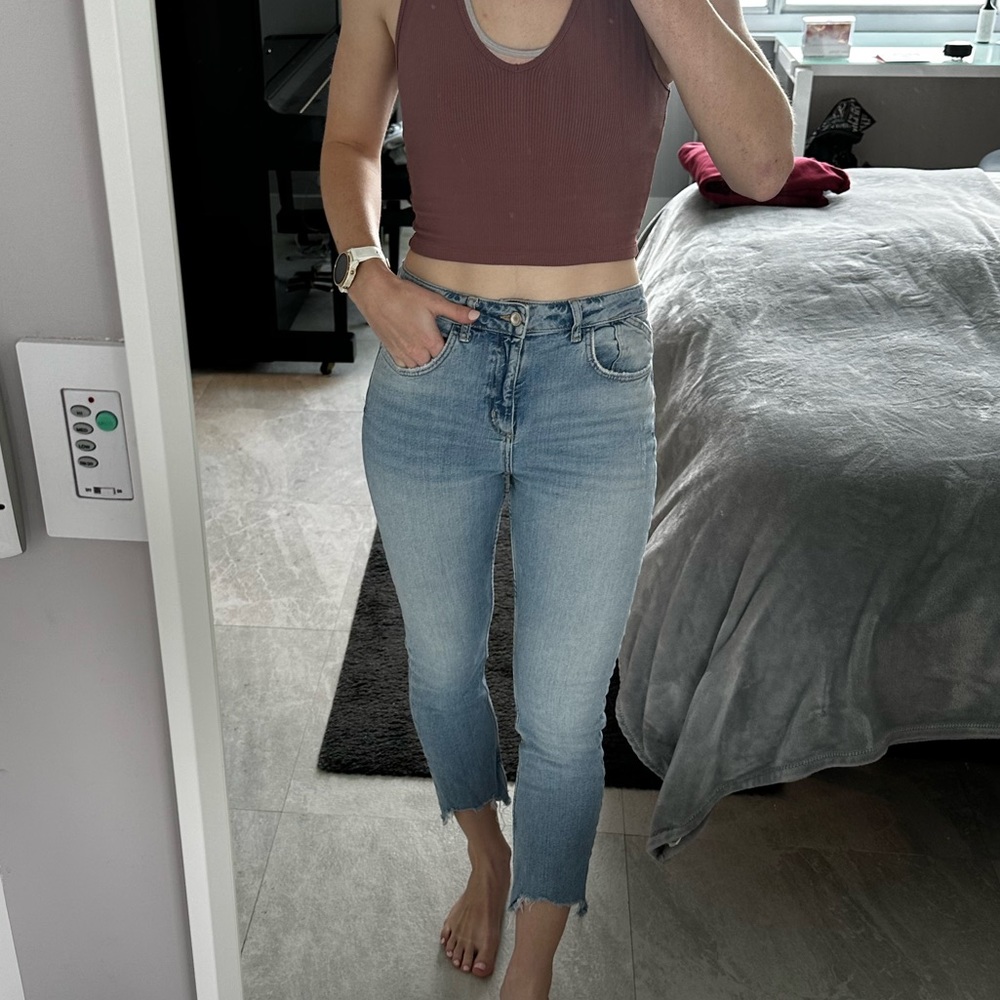 Zara Ankle-Length, Mid-Rise Jeans (size 28)!